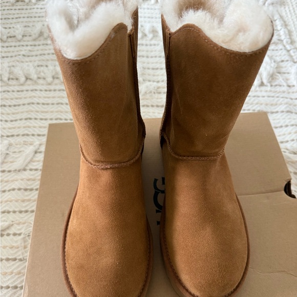 UGG Chestnut Suede/ shearling lined low Boots with side turn-lock SZ 9 NWB - Picture 1 of 10